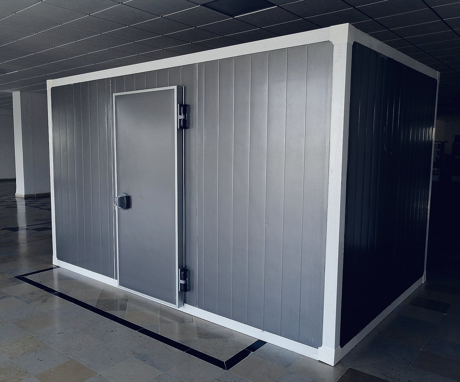 Chambre froide modulaire avec sa porte isotherme